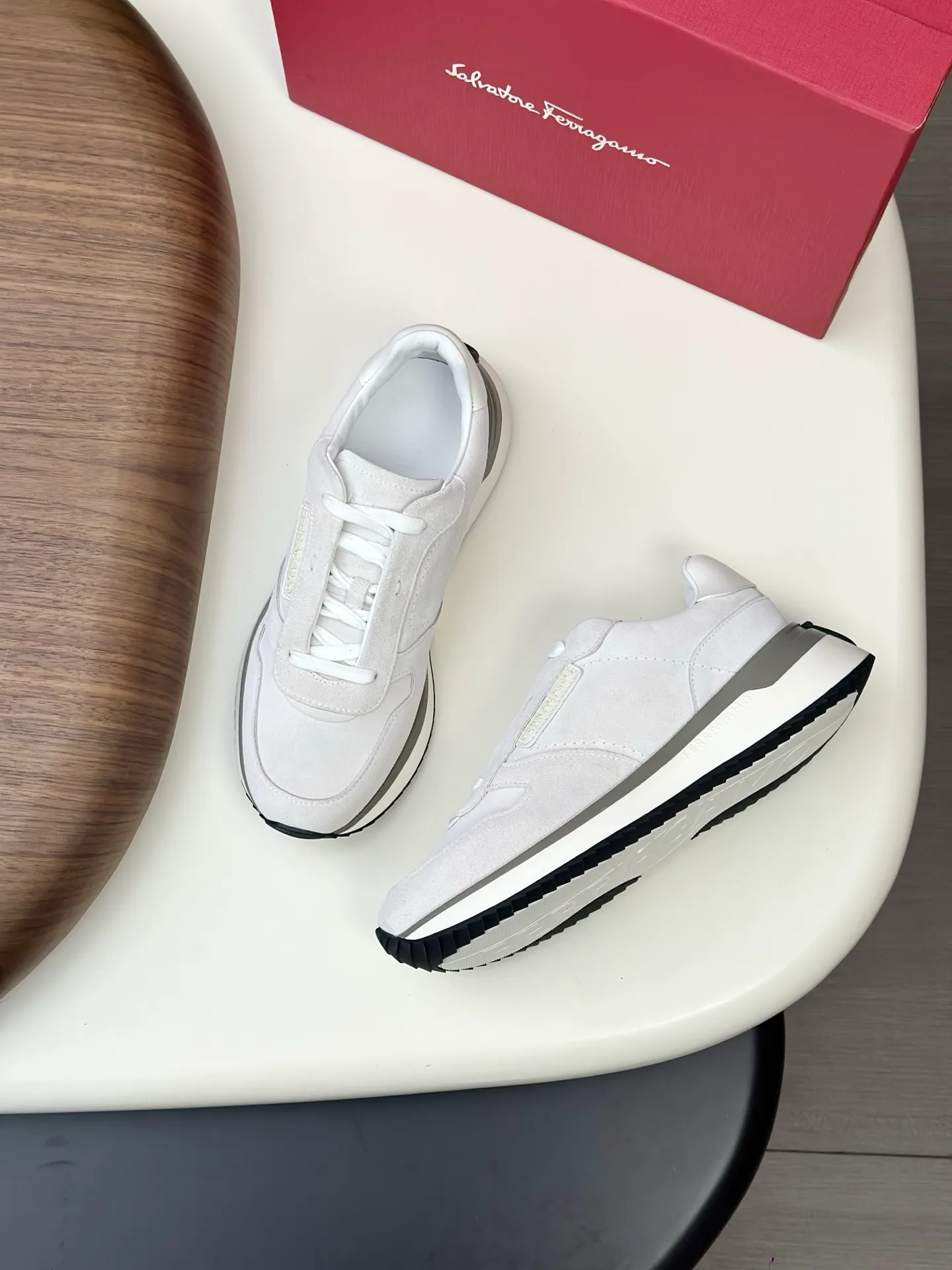 [Ferragamo] Top P: 820💰 Number of yards: 39~44 (38.45 custom-made, non-refundable) Top purchasing agent 🇮🇹 Ferragamo men's casual shoes series, the counter sells the original configuration at the same time, Italian imported cowhide fabric, high-quality splicing technology, imported water-dyed cow lining , Soles: Original foam soles are specially provided by the original factory, and the original factory follows the order. 🔍High quality can be entered and exited the counter at will. Welcome to compare and synchronize with the counter.